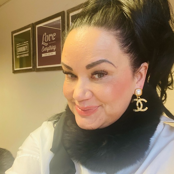 SALE 1️⃣6️⃣0️⃣0️⃣ Chanel Authentic gold pearl earrings - Picture 2 of 3